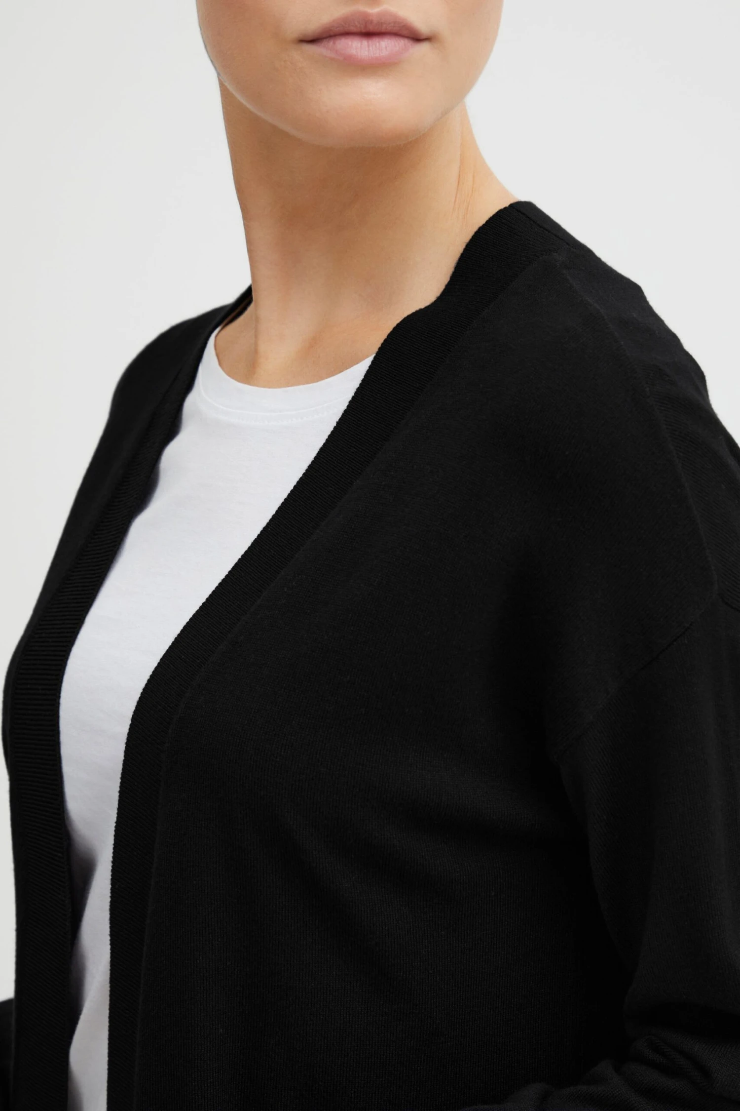 OXMO Strickjacke In Schwarz 6 OXMO Strickjacke In Schwarz – Bild 4